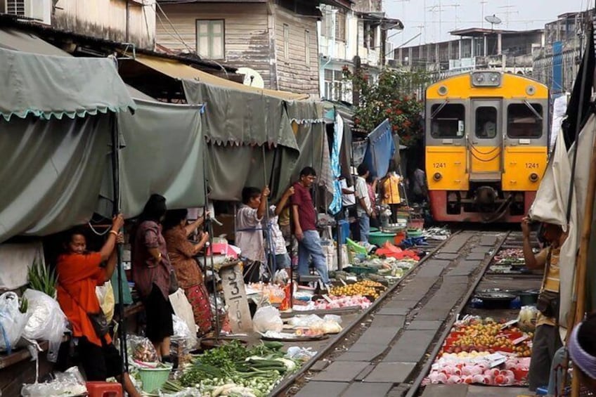 Maeklong Railway Market, Floating Market & Nakhon Pathom City Tour from Bangkok