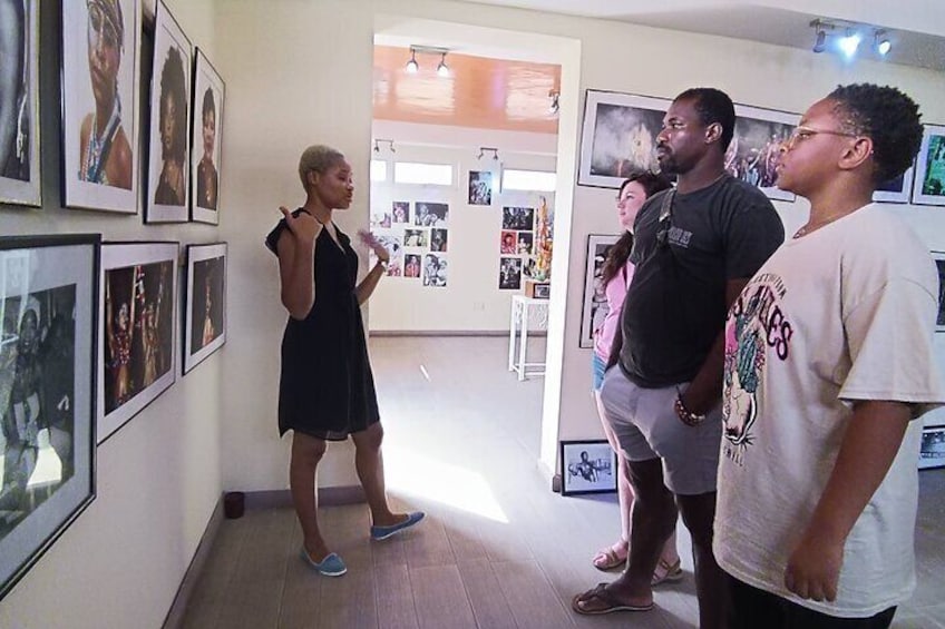Tour guide and guest
in Kalakuta