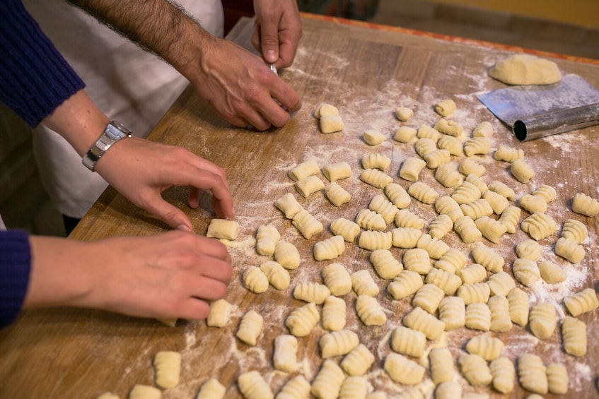 Private Pasta Making Class at local's Home In Pisa