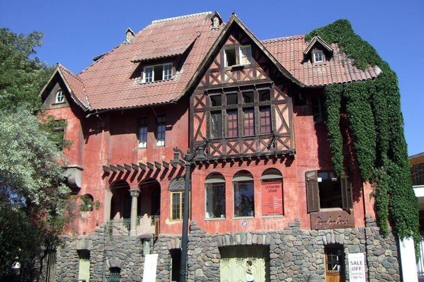 Santiago: Full-Day Neruda's Route Tour, include entraces to museums