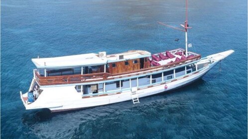 Private 4 Day Komodo Sail on Board with Regular Boat