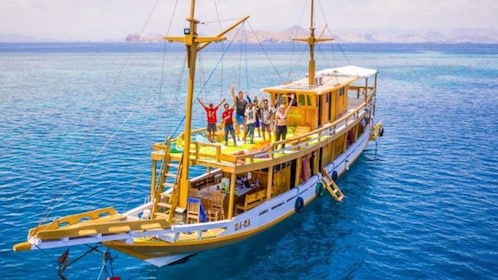 Private 3 Day Sailing Komodo with Semi Phinisi & Snorkeling