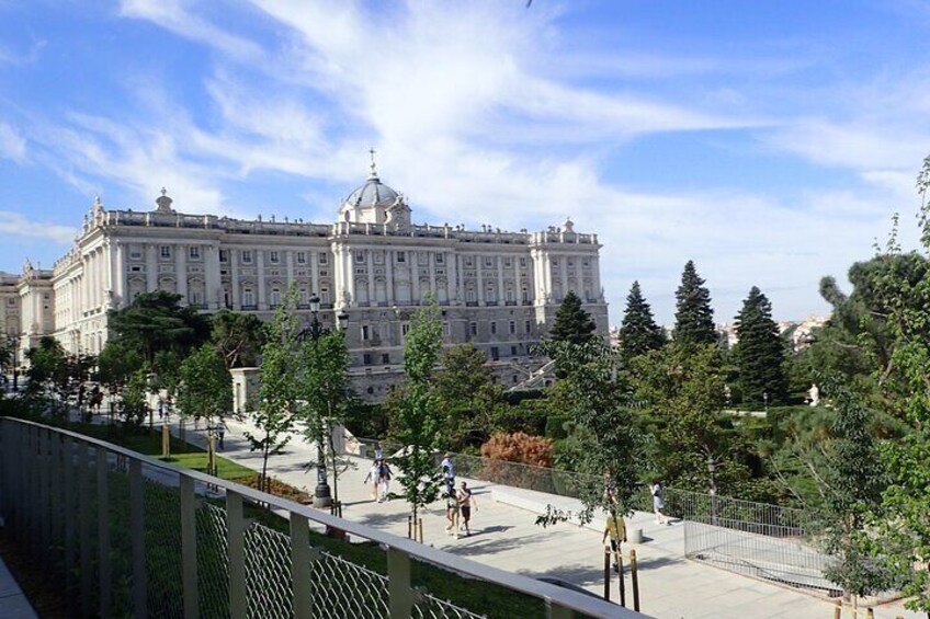 New cycle path to the royal Palace
