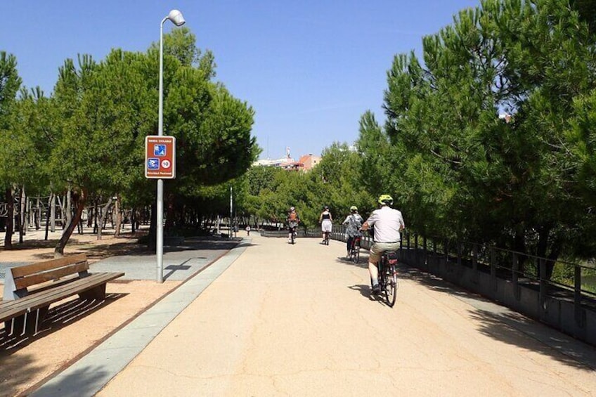 Street 30 along the driver Manzanares, Madrid
