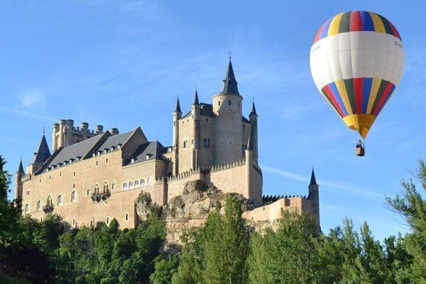 Admire Segovia from the sky!