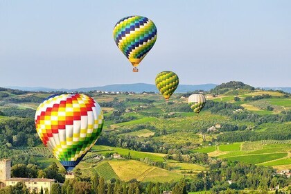 Flug im Heißluftballon über der Toskana