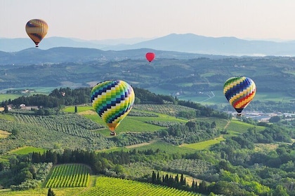 Flug im Heißluftballon über der Toskana