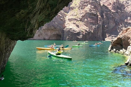 Tour in kayak di mezza giornata a Emerald Cove