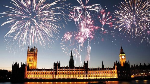 Uudenvuodenaaton Thames-risteily ilotulituksineen Monsoon Clipper -aluksell...