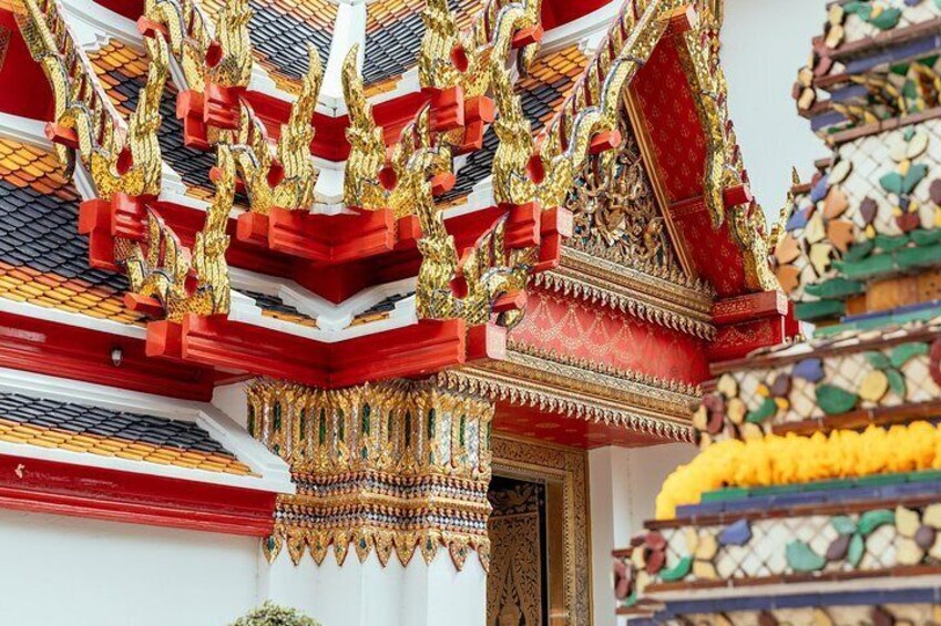 Admire the beautiful Emerald Buddha Temple in private tour