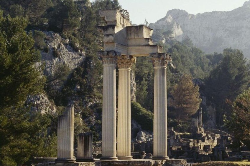 Site archéologique de Glanum, centre monumental, petit temple géminé © Philippe Berthé Centre des monuments nationaux