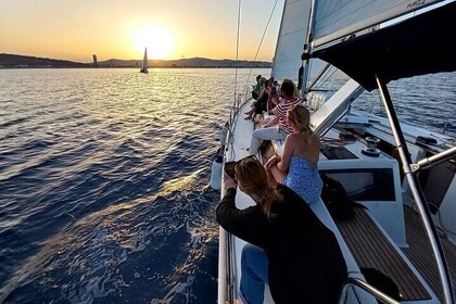 Expérience de navigation au coucher du soleil à Barcelone depuis le port ol...