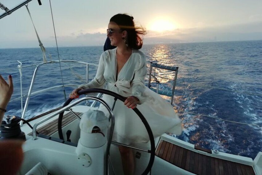 Give yourself the pleasure of the Sunset Sailing experience.