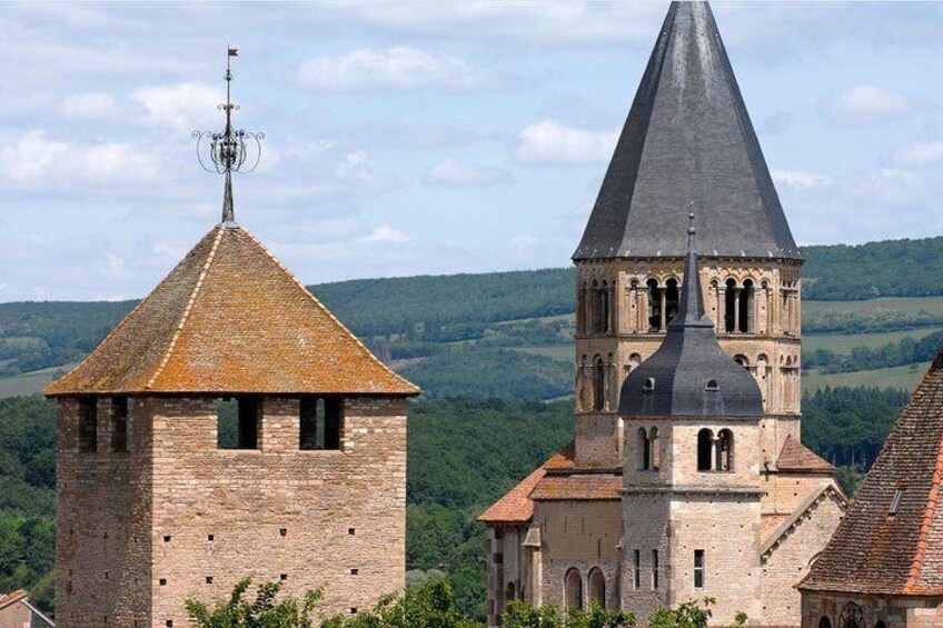 Abbaye de Cluny, clocher de l'Eau bénite et tour de l'Horloge © Philippe Berthé Centre des monuments nationaux