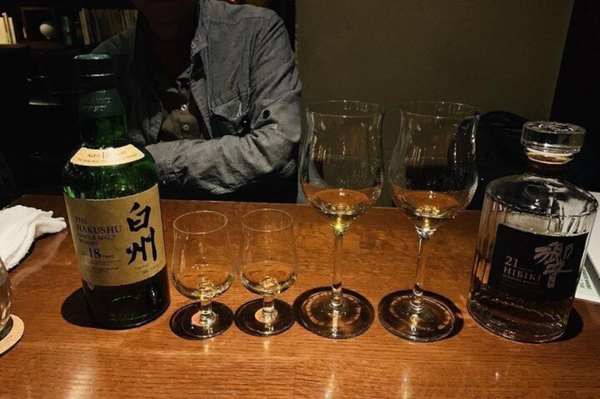 Japanese Whisky Tasting Experience at Local Bar in Tokyo