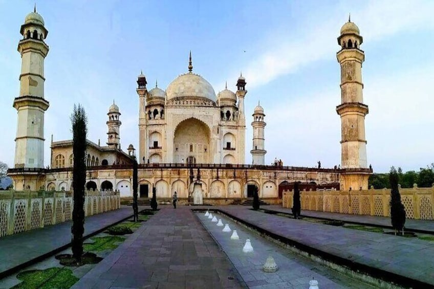 Private Car Hire for Ajanta and Ellora Caves 2-day Tour.