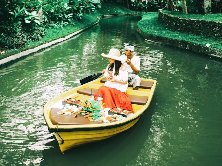 Romantic Lunch in Bali: Picnic On A Boat In Ubud