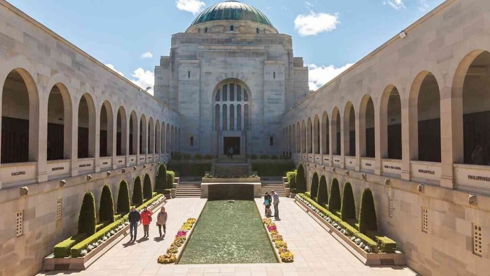 canberra tour guide