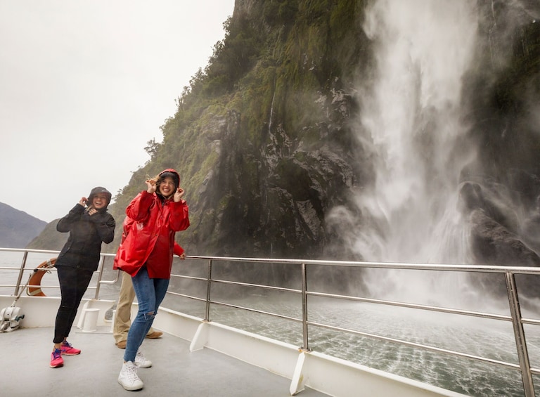 Milford Sound Small Group Coach & Nature Cruise 
