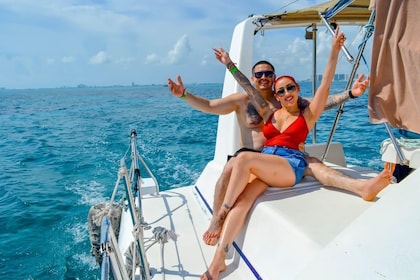 Isla Mujeres Katamaran Tour mit offener Bar und optionalem Mittagsbuffet