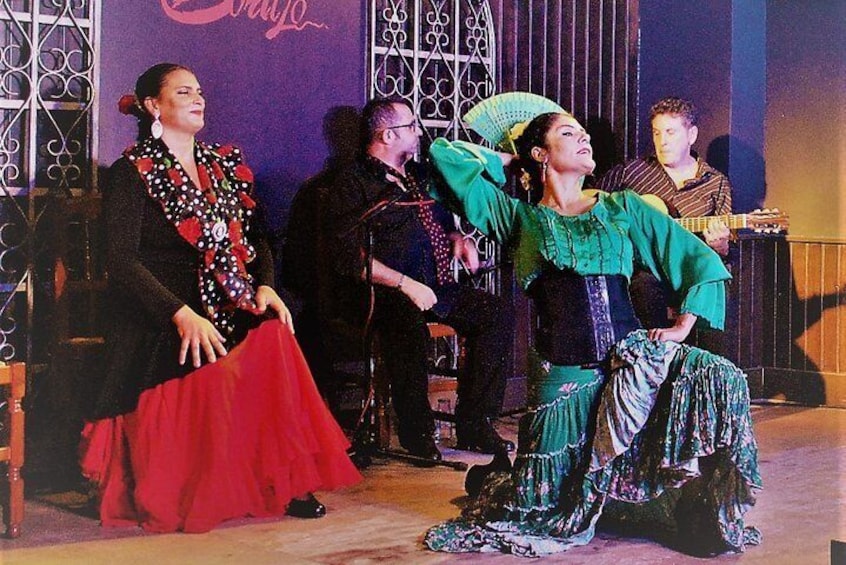 Skip the Line: Flamenco Show with Dinner and Workshop in Madrid Ticket