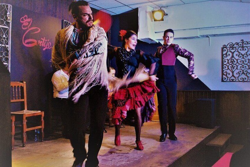 Skip the Line: Flamenco Show with Dinner and Workshop in Madrid Ticket