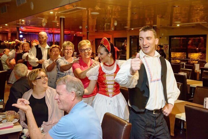 6 course Dinner Cruise with Operetta and Folk Show