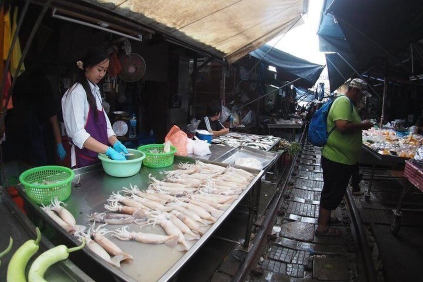 Private Tour : Damnoen Saduak Floating Market, Train Market ,Temple in a Tree!