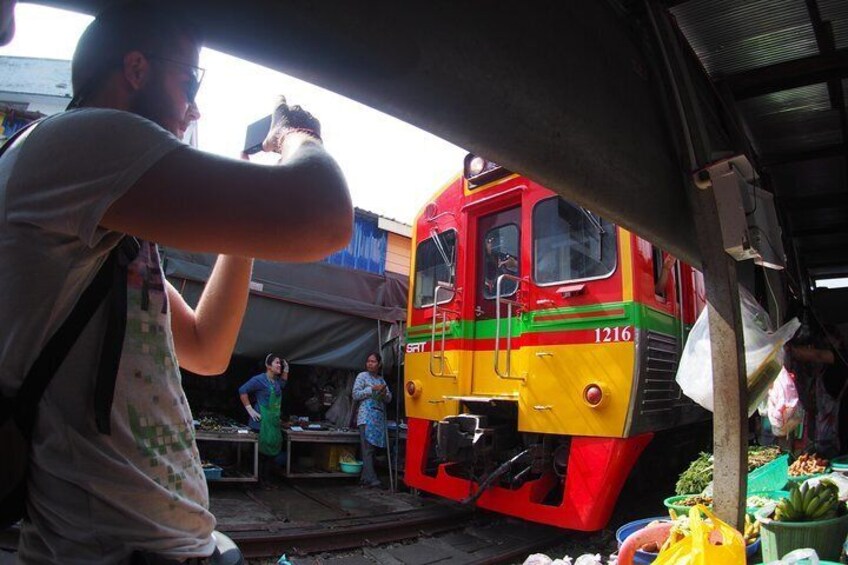 Private Tour : Damnoen Saduak Floating Market, Train Market ,Temple in a Tree!