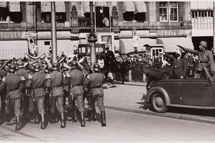 Parade on Dam Square, in the car the leader of the Dutch Nazi Party, Mussert.
(A'dam's Stadsarchief)