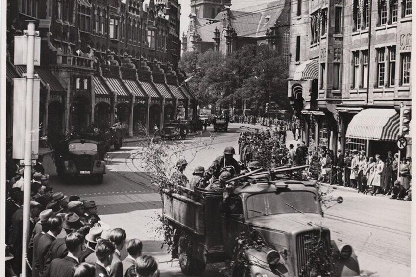 Entry of German occupation troops into Raadhuisstraat
(A'dam's Stadsarchief)