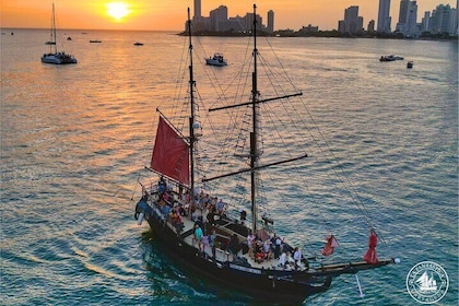 Tour in barca della nave pirata e tour dell'orizzonte al tramonto