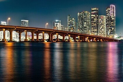 The best Miami boat party with DJ, drinks and lights of the city