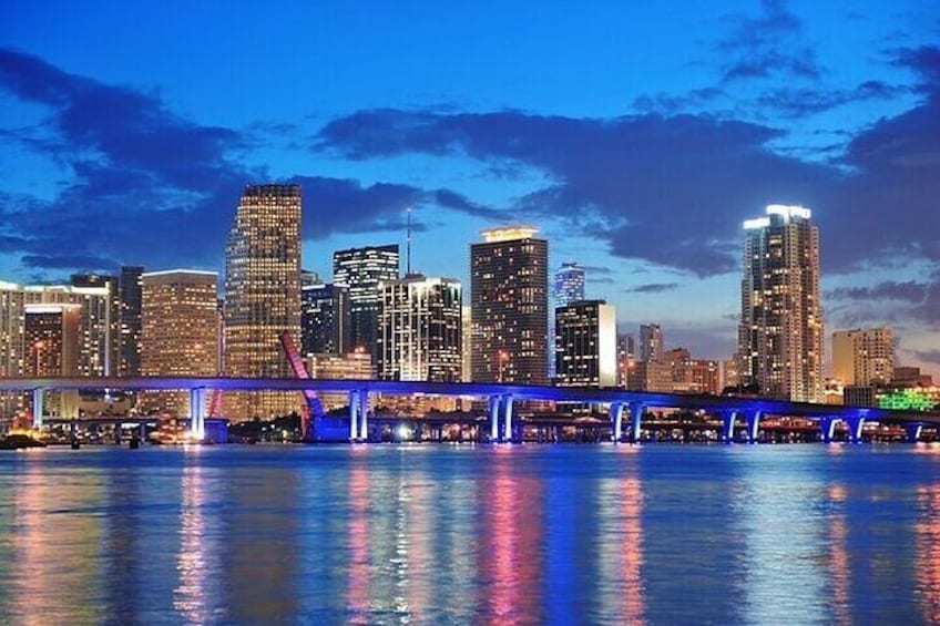 Discover the beauty of Downtown Miami on our top skyline boat cruise. This panoramic boat tour offers breathtaking sunset views over Biscayne Bay.