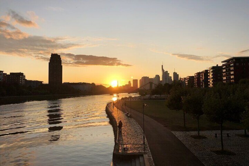 Mainufer und Skyline Frankfurt © #visitfrankfurt, Petra Winter