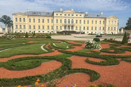 Tour from Riga to Vilnius: Bauska Castle, Rundale Palace and The Hill of Cr...