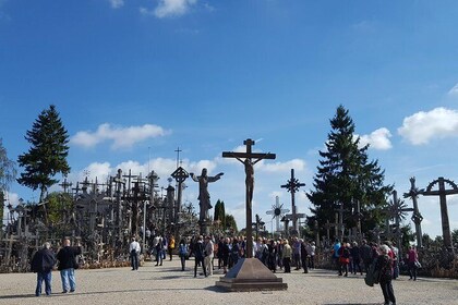 Vilnius to Riga Day Trip: The Hill of Crosses, Rundale Palace and Bauska Ca...