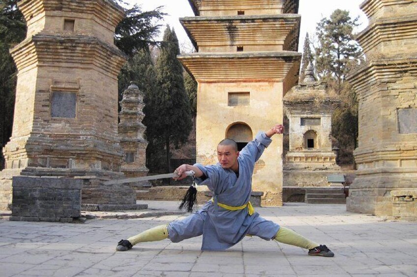 Luoyang Private Tour to Shaolin Temple and Sanhuang Village Scenic with Cable Car Ride