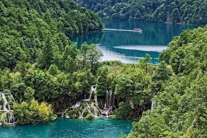 Excursión de un día a los lagos de Plitvice con paseo panorámico en barco -...