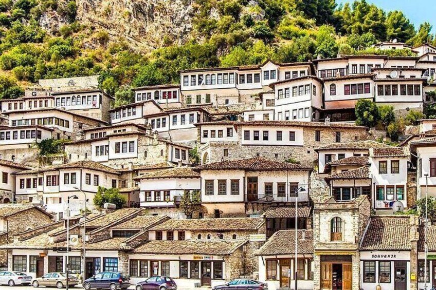 Berat, Mangalem Neighbour