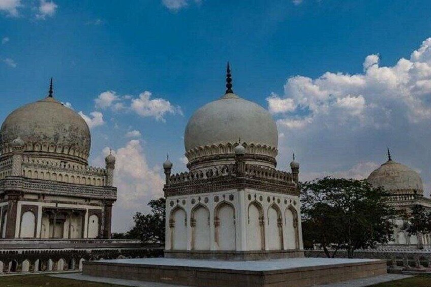 Ful-Day Tour: Golconda Fort, Qutub Shahi Tombs and Iconic Salarjung Museum