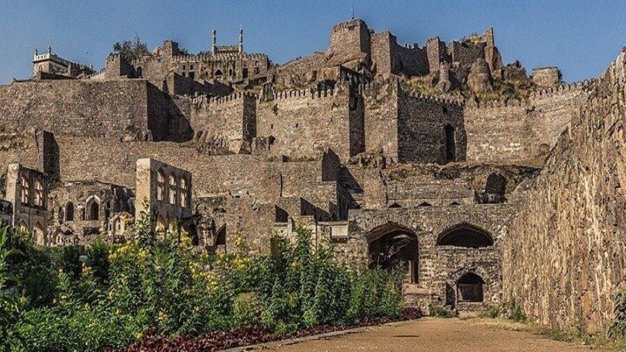 Ful-Day Tour: Golconda Fort, Qutub Shahi Tombs and Iconic Salarjung Museum