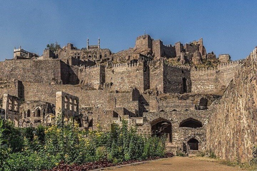 Ful-Day Tour: Golconda Fort, Qutub Shahi Tombs and Iconic Salarjung Museum