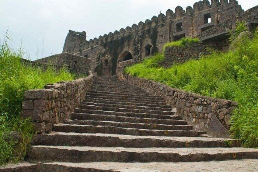 Ful-Day Tour: Golconda Fort, Qutub Shahi Tombs and Iconic Salarjung Museum