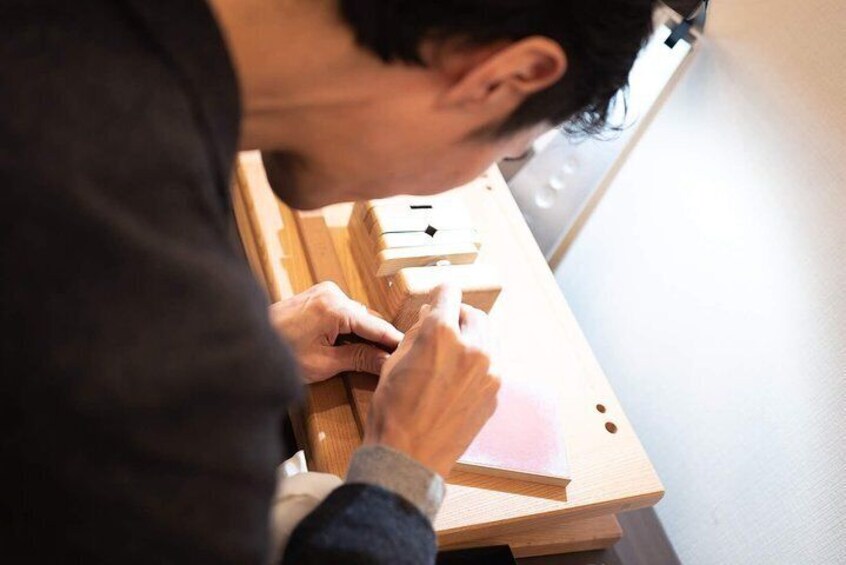 You can go sightseeing in Kamakura while we engrave your hanko