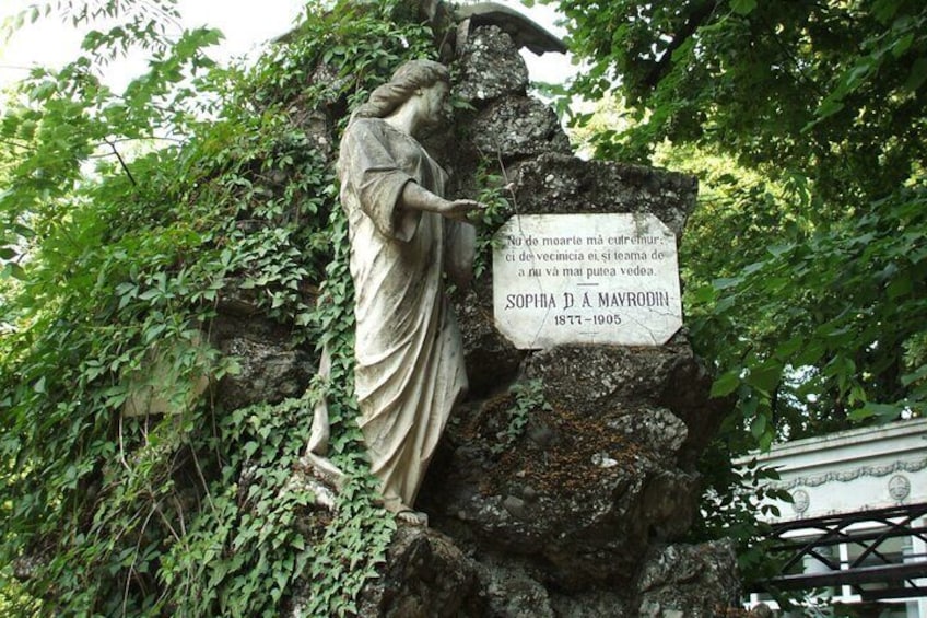 Bucharest Bellu Cemetery: Outdoor Museum Exploration Game