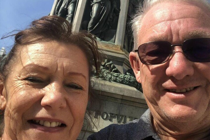 A pair of travellers enrolled in a tour of Vienna with Questo.