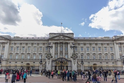 The Eye, Westminster, and Buckingham Palace: A Self-Guided Audio Tour of Lo...