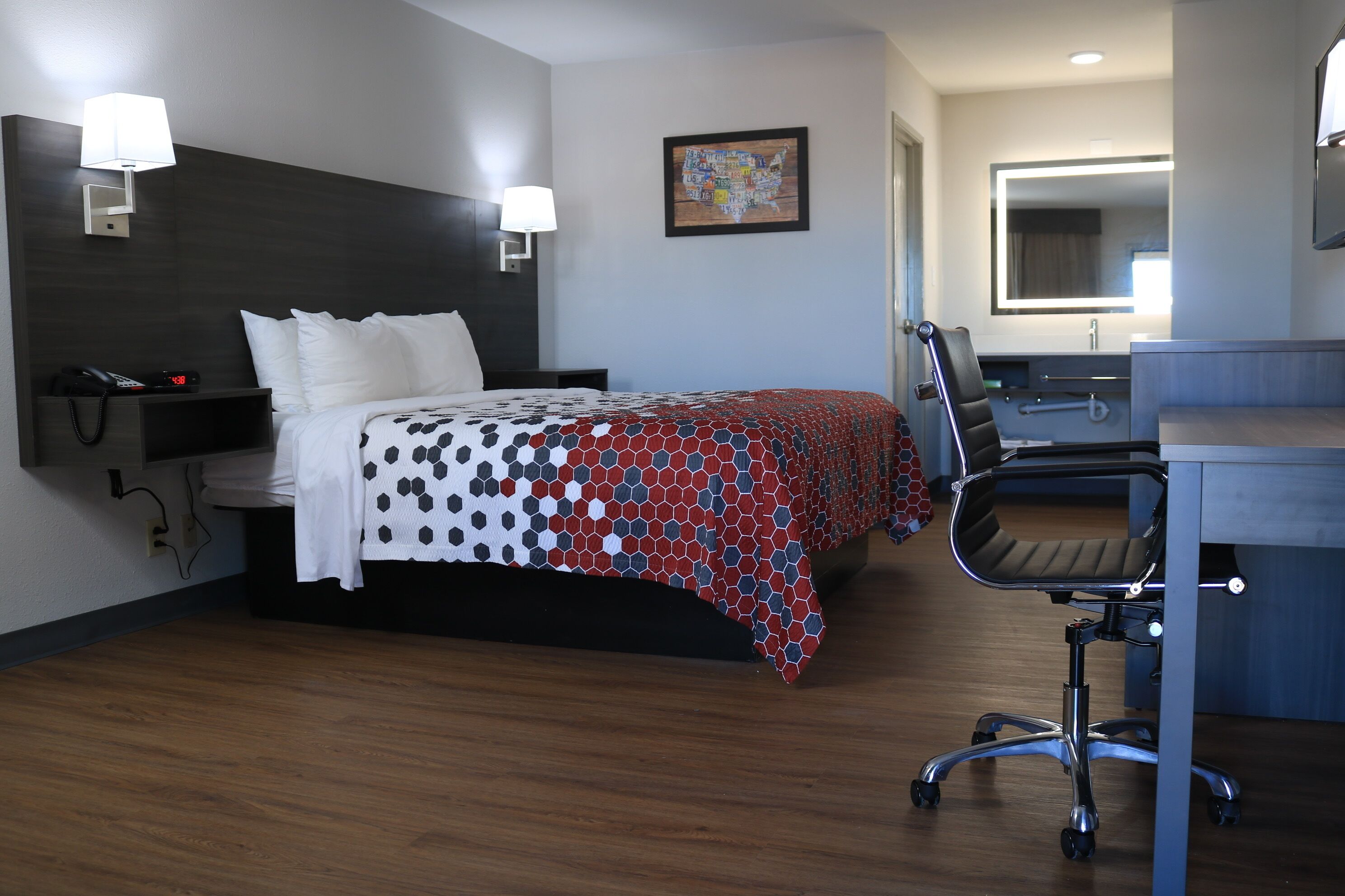 Standard Room, 1 Queen Bed, Non Smoking | Bathroom