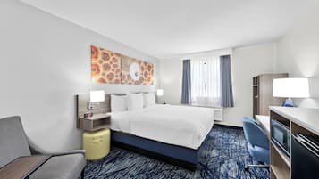 Suite, 1 King Bed, Non Smoking, Hot Tub | Desk, free WiFi, bed sheets